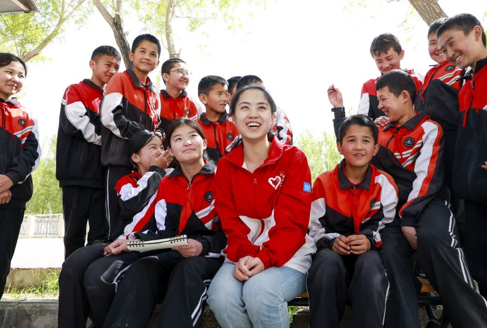 4月23日，在新疆克州阿圖什市哈拉峻鄉(xiāng)謝依特小學，支教教師高淑賢和學生們在一起。