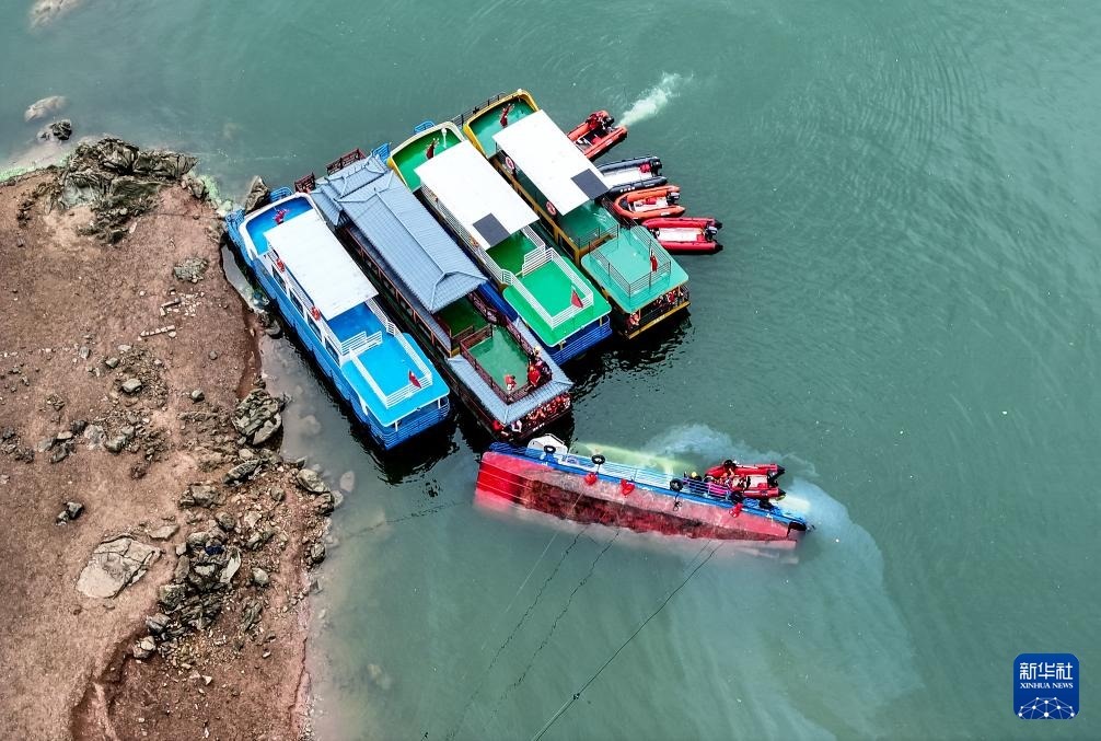 5月5日，救援人員在對傾覆船只進(jìn)行搜救（無人機(jī)照片）。新華社記者 劉續(xù) 攝