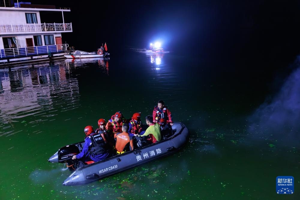 5月5日，救援人員在進(jìn)行搜救。新華社記者 劉續(xù) 攝