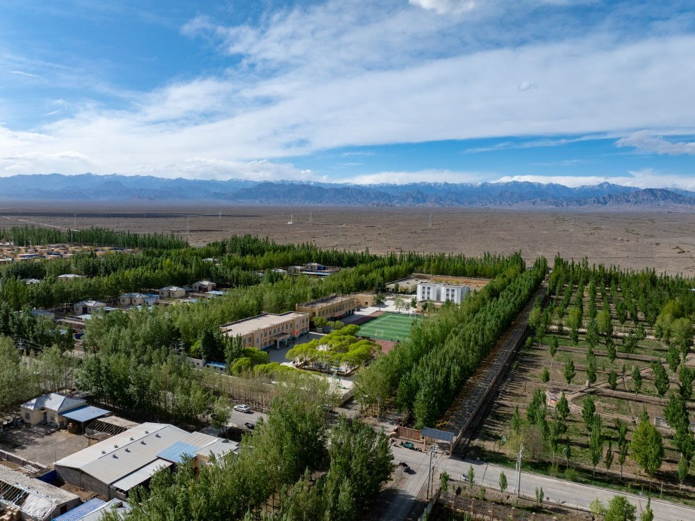 這是4月23日在新疆克州阿圖什市哈拉峻鄉(xiāng)拍攝的謝依特小學（無人機照片）。