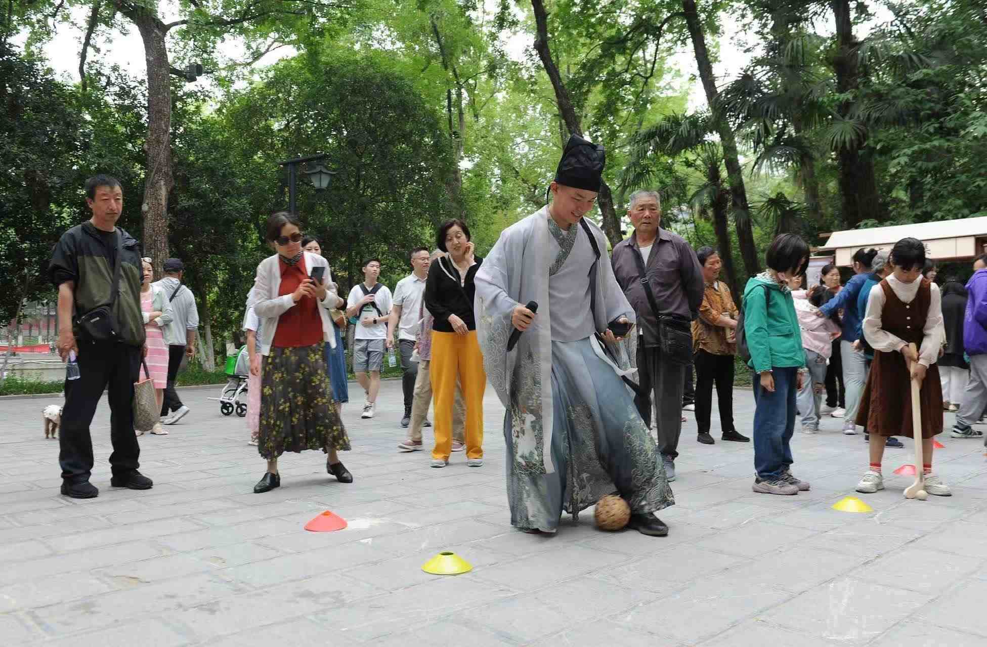 2025年5月3日，安徽省合肥市包公園景區(qū)，游客正在參與“蹴鞠”體育活動。（圖片來源：視覺中國）