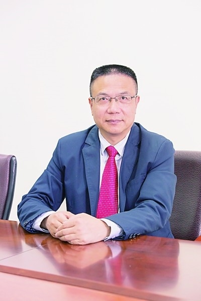 徐飛 教授、博士生導師。歷任上海交通大學副校長、西南交通大學校長、上海財經(jīng)大學常務副校長，現(xiàn)任福耀科技大學常務副校長。國務院政府特殊津貼專家。先后兼任中國鐵道學會副理事長，中國管理學會組織與戰(zhàn)略專業(yè)委員會副主任，教育部高等學校創(chuàng)新創(chuàng)業(yè)教育指導委員會副主任，中國高等教育學會創(chuàng)新創(chuàng)業(yè)教育分會理事長，中國高質(zhì)量MBA教育認證（CAMEA）工作委員會副主任，中國職業(yè)技術(shù)教育學會副會長等。主要研究領(lǐng)域為戰(zhàn)略管理、競爭戰(zhàn)略與博弈論、創(chuàng)新創(chuàng)業(yè)、跨文化戰(zhàn)略領(lǐng)導力等。出版著作20余部。