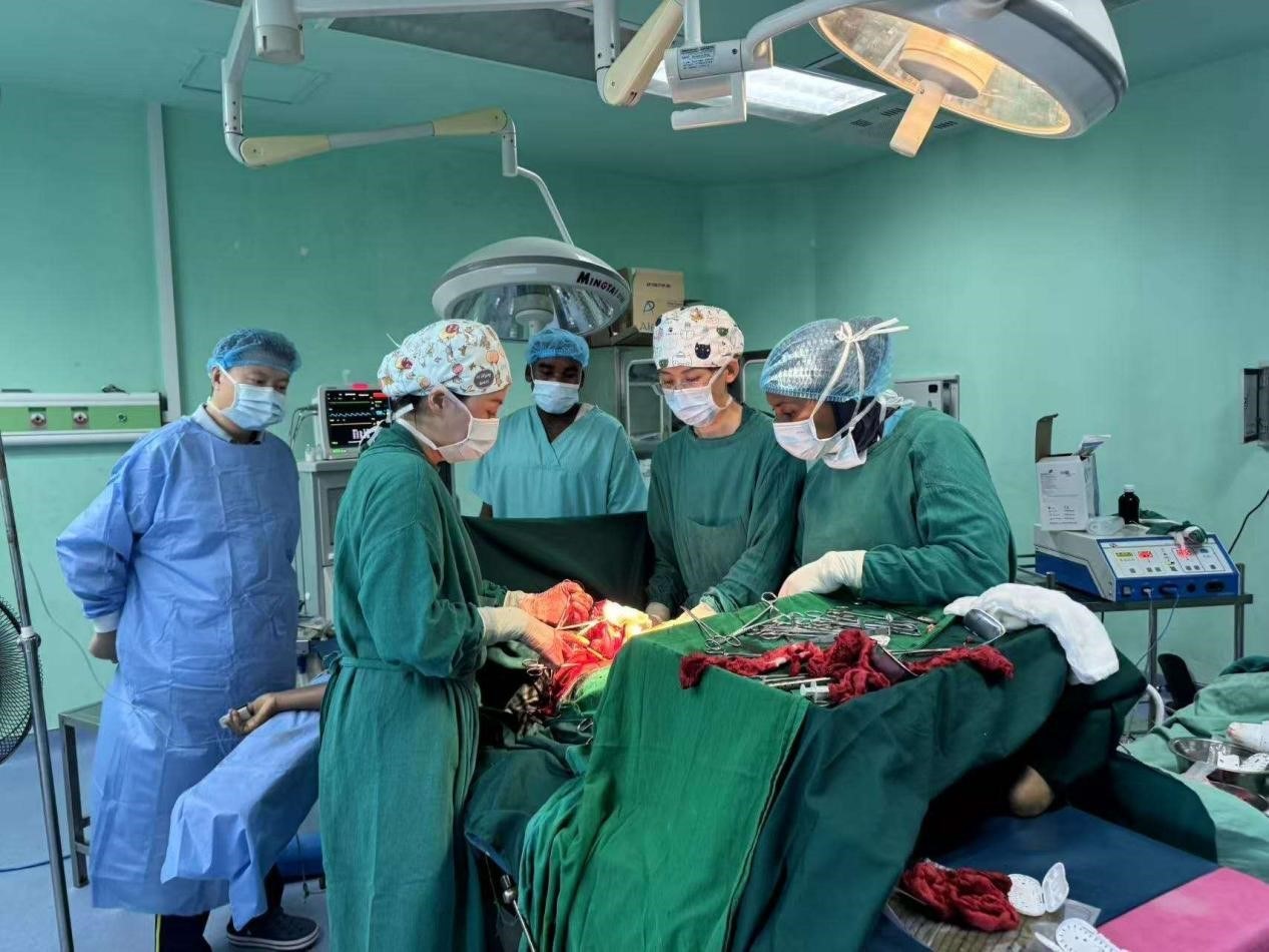 中國醫(yī)療隊(duì)專家與當(dāng)?shù)蒯t(yī)生協(xié)同手術(shù)。中國援桑醫(yī)療隊(duì)供圖