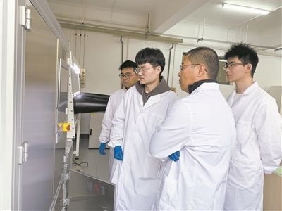 圖為安工大材料科學(xué)與工程學(xué)院碩士研究生余威（右一）在實驗室開展研究。安工大供圖