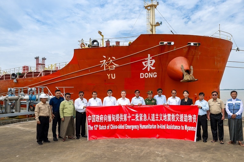 中國駐緬大使館歐陽道冰參贊、仰光省首席部長梭登及緬有關(guān)部門官員出席交接儀式。人民網(wǎng)記者 謝佳君攝