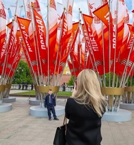 當(dāng)?shù)貢r(shí)間5月7日下午，莫斯科紅場(chǎng)外，紀(jì)念蘇聯(lián)偉大衛(wèi)國(guó)戰(zhàn)爭(zhēng)勝利80周年慶典旗幟飄揚(yáng)。