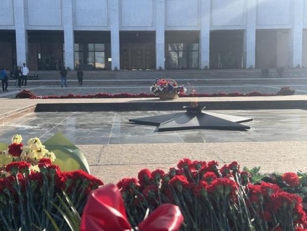 當(dāng)?shù)貢r(shí)間5月6日下午，莫斯科勝利廣場(chǎng)上的長(zhǎng)明火兩旁放滿鮮花。