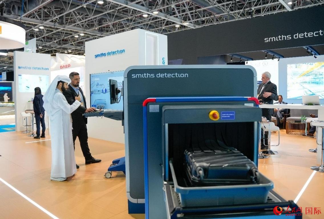 參展商體驗安檢設施。人民網塔里克·易卜拉欣攝