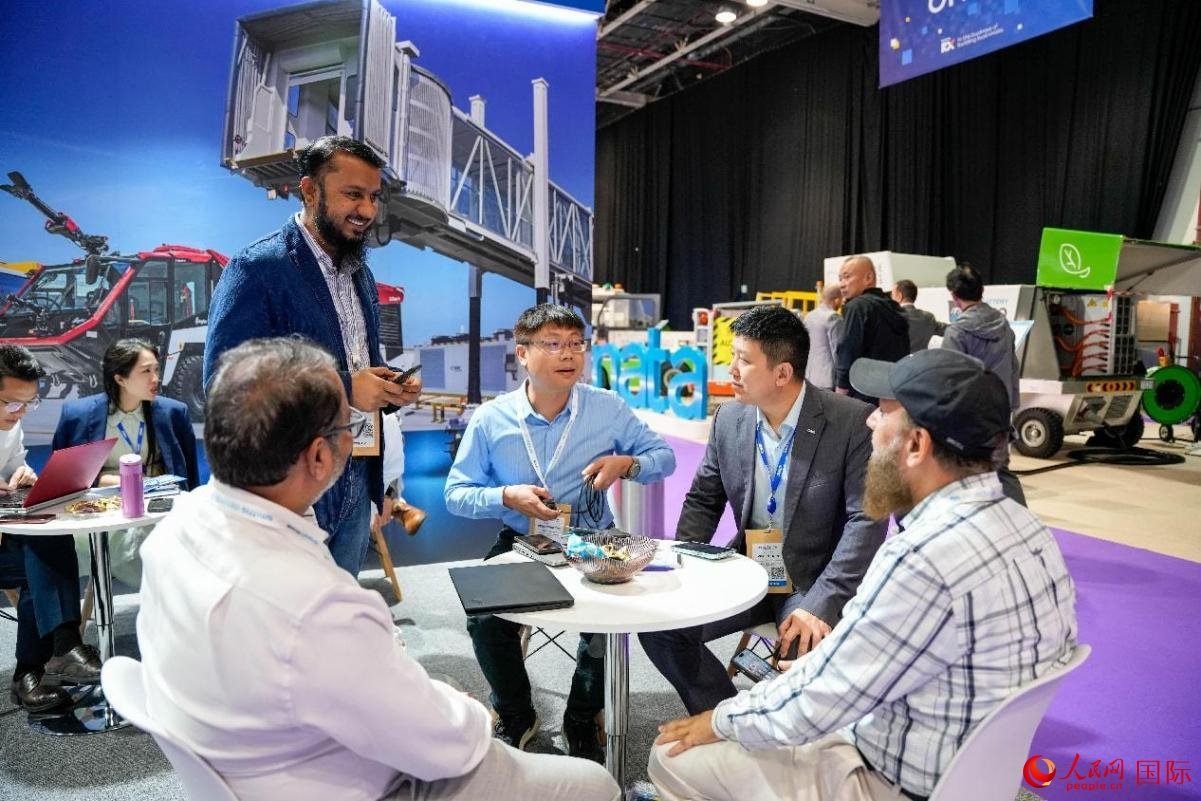 中外商家在交流。人民網塔里克·易卜拉欣攝