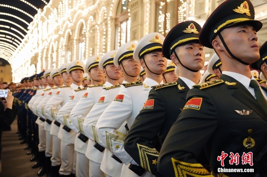 當(dāng)?shù)貢r(shí)間5月3日晚，俄羅斯首都莫斯科，俄羅斯紀(jì)念衛(wèi)國(guó)戰(zhàn)爭(zhēng)勝利80周年閱兵式第二次彩排，中國(guó)人民解放軍儀仗司禮大隊(duì)震撼亮相，受到華僑華人、留學(xué)生和當(dāng)?shù)孛癖姛崃覛g迎。中新社記者 田冰 攝