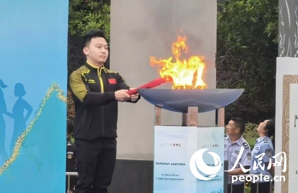 在活動開幕式上，馮喆點燃火炬。人民網(wǎng)記者 楊磊攝