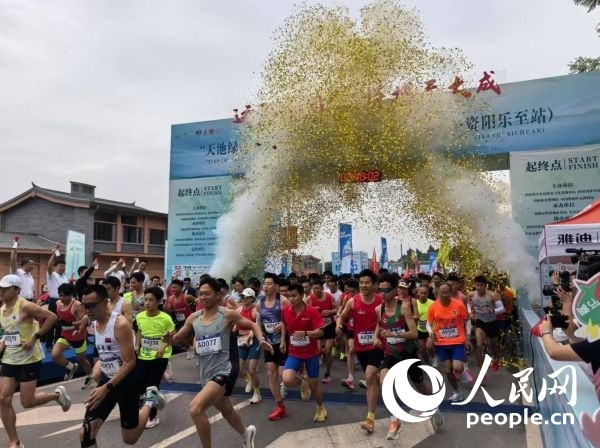 全民健身跑參賽選手沖出起點。人民網(wǎng)記者 楊磊攝