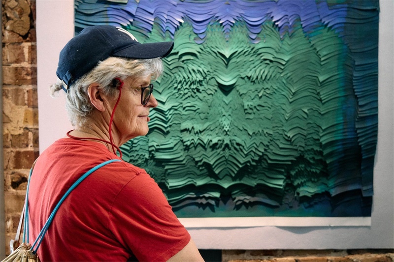 英國嘉賓在倫敦手工周中國館展出作品前駐足。楊浩鵬攝