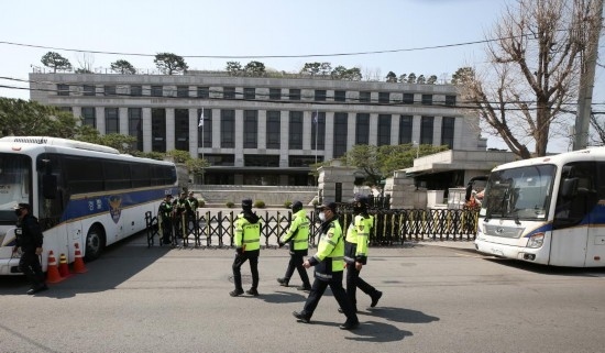 4月3日，在韓國首爾，警察在韓國憲法法院前執(zhí)勤。新華社記者姚琪琳攝