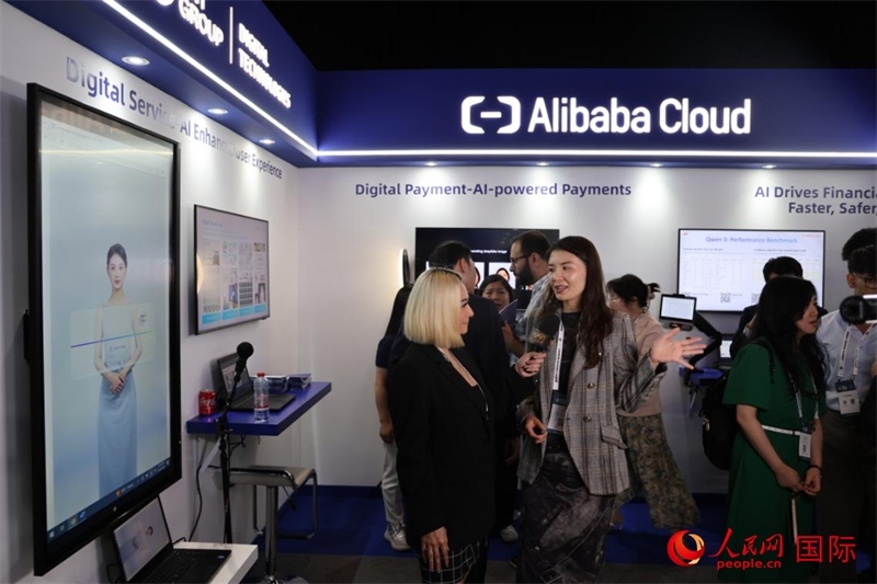 當?shù)孛襟w在2025迪拜金融科技峰會的一家中資企業(yè)展廳采訪，張志文攝