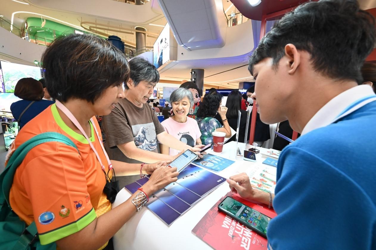 游客在航空公司展臺前了解機票優(yōu)惠活動。主辦方供圖