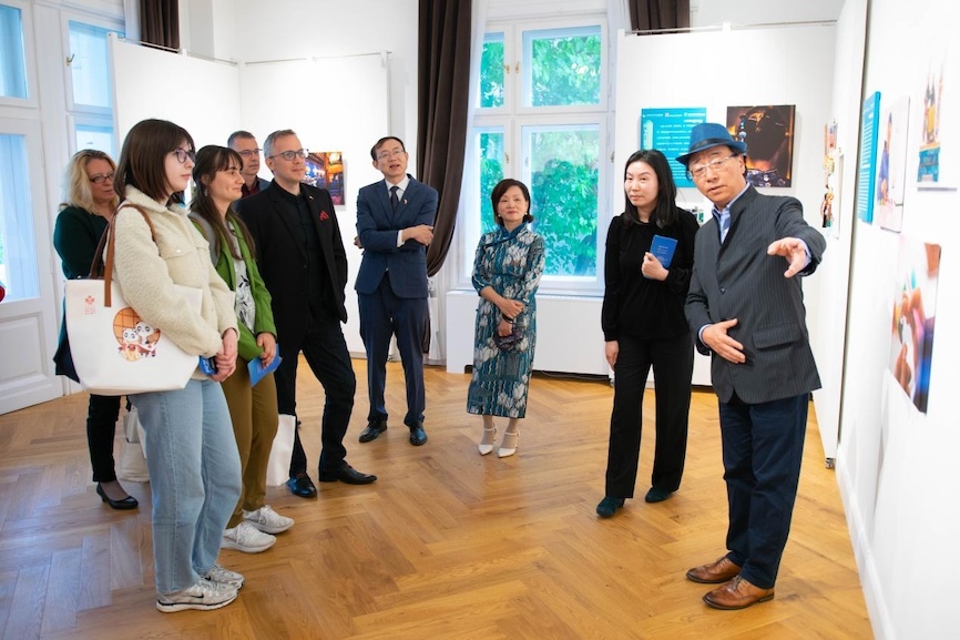 藝術(shù)家李守白現(xiàn)場導(dǎo)覽。圖片由布達佩斯中國文化中心供圖