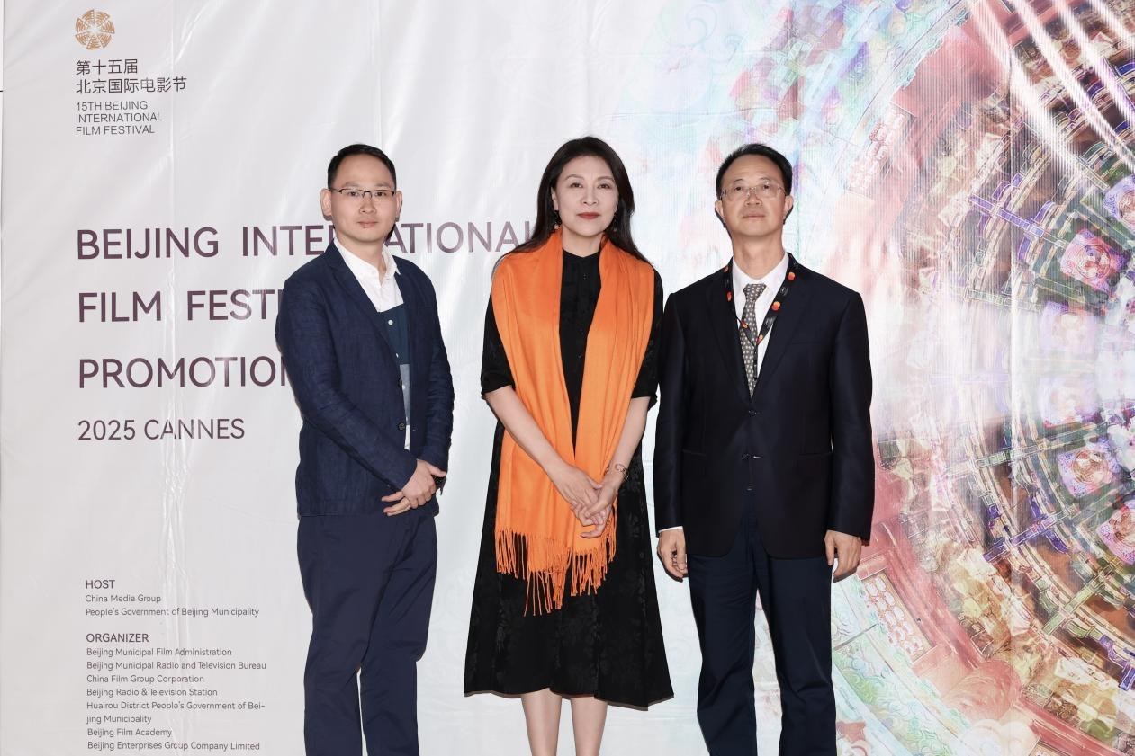 余俊生（右一）與《走走停停》導(dǎo)演龍飛（左一）、演員岳紅（左二）合影。主辦方供圖