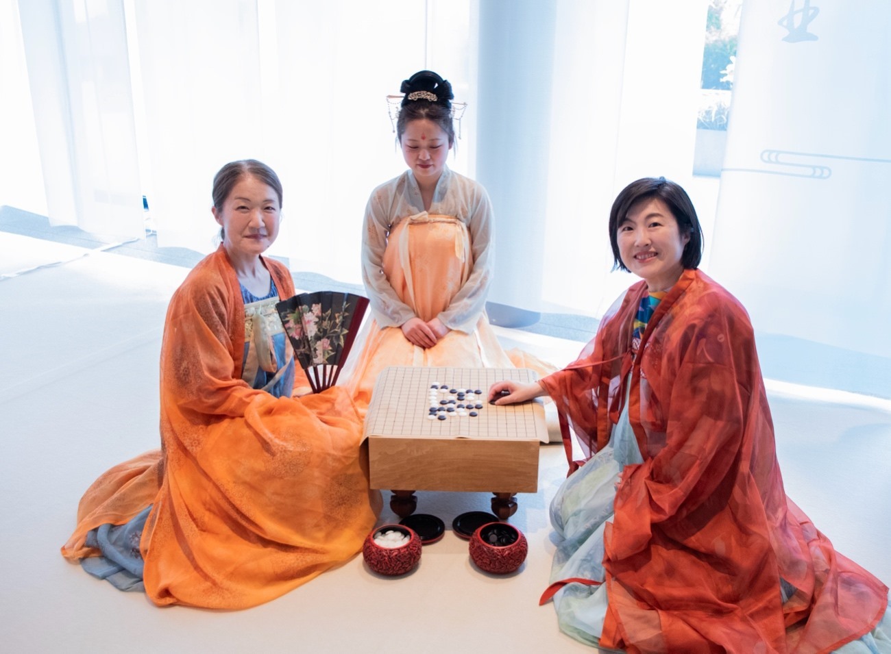 日本客人體驗漢服。中國駐大阪旅游辦事處供圖