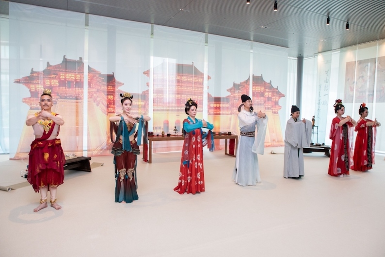 眾人行唐代插手禮。中國駐大阪旅游辦事處供圖