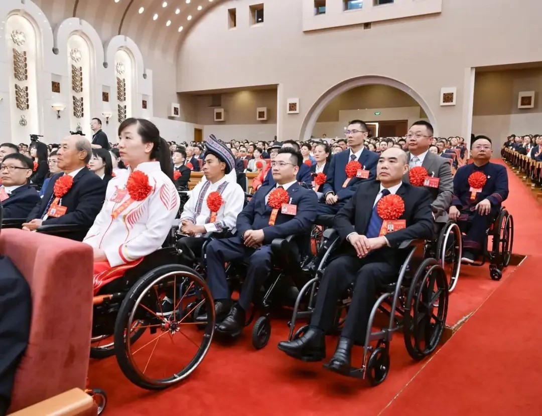 2025年5月16日，第七次全國自強(qiáng)模范暨助殘先進(jìn)表彰大會(huì)在北京召開。大會(huì)表彰了200名“全國自強(qiáng)模范”、200個(gè)“全國殘疾人工作先進(jìn)集體”和60名“全國殘疾人工作先進(jìn)個(gè)人”。