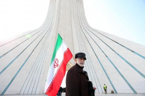 2月10日，在伊朗首都德黑蘭阿扎迪廣場，民眾參加紀(jì)念伊朗伊斯蘭革命勝利46周年集會。新華社記者沙達(dá)提攝