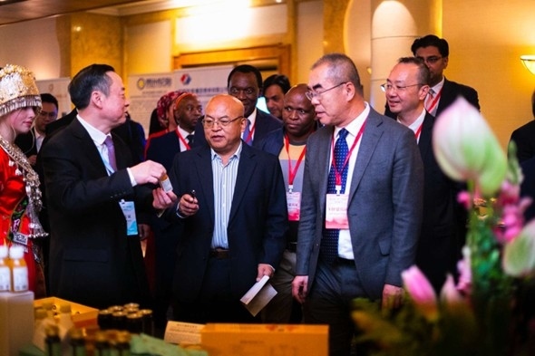 與會嘉賓走訪特色展臺。南非貴州商會供圖