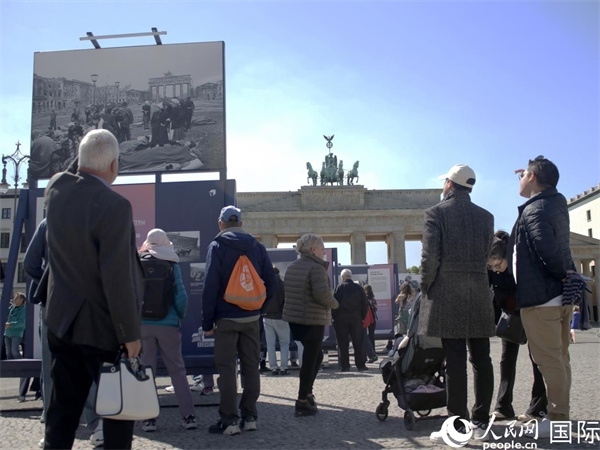圖為勃蘭登堡門前，市民們在參觀歷史圖片展。人民網(wǎng) 肖晶攝