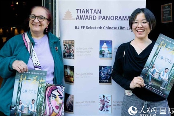 《朝云暮雨》放映前，觀眾前同主辦方互動。楊浩鵬攝