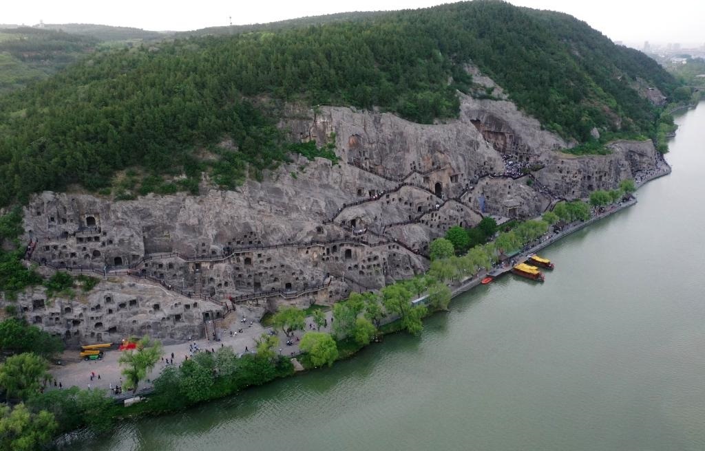 這是近日拍攝的洛陽(yáng)龍門(mén)石窟（無(wú)人機(jī)照片）。新華社記者 李嘉南 攝