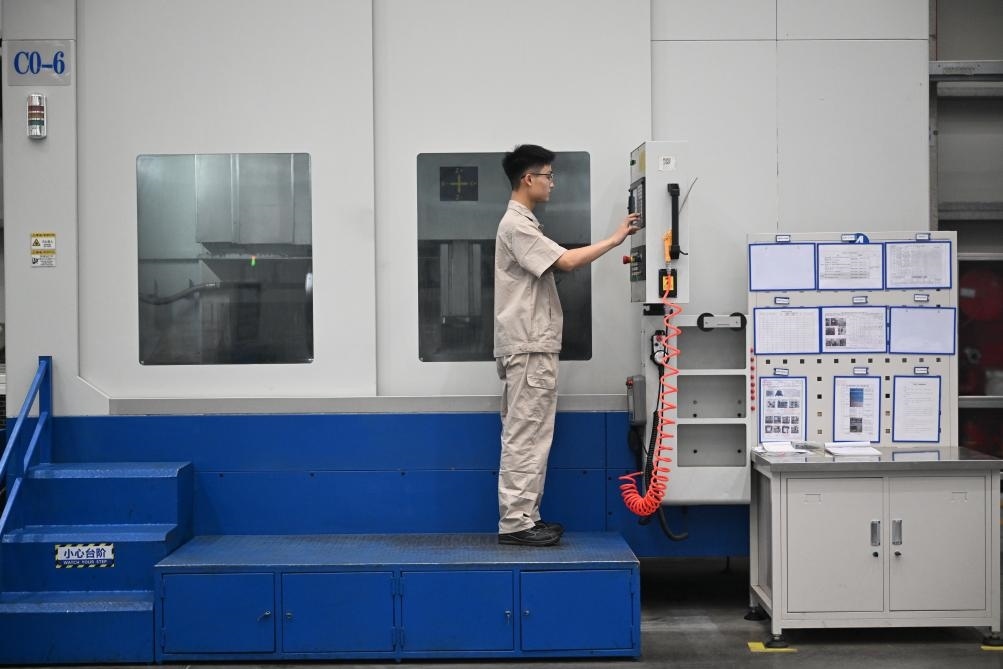 近日，工人在洛陽軸承集團(tuán)股份有限公司的智能生產(chǎn)線上作業(yè)。新華社記者 李嘉南 攝