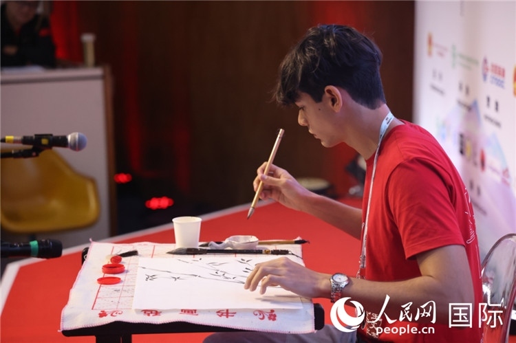2025年“漢語橋”巴西賽區(qū)決賽的“才藝展示”環(huán)節(jié)，一名參賽者正在繪畫。人民網(wǎng)記者 時元皓攝