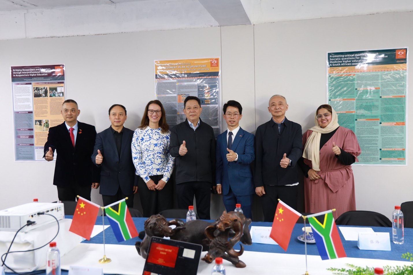 四川省副省長楊興平及代表團與《補充醫(yī)學(xué)：教育與研究》雜志社團隊合影。非洲中醫(yī)及針灸中心供圖