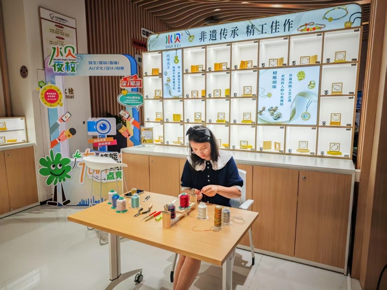 水貝夜校學(xué)員正在展示手工編繩過(guò)程。人民網(wǎng) 肖聰聰攝