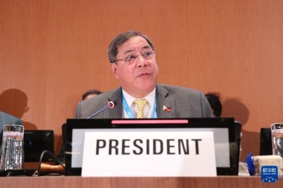 5月20日，在瑞士日內(nèi)瓦，第78屆世界衛(wèi)生大會(huì)主席赫爾博薩宣布審議通過“大流行協(xié)定”。新華社記者 杜哲宇 攝