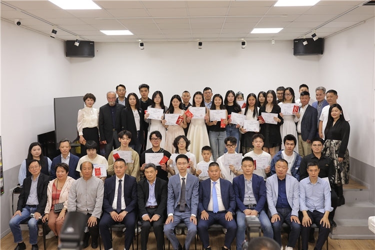 獲獎(jiǎng)?wù)吲c主辦方合影。主辦方供圖