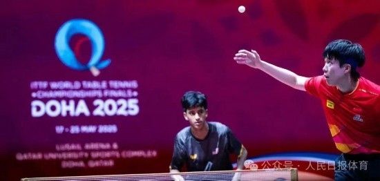 5月17日，王楚欽在比賽中發(fā)球。