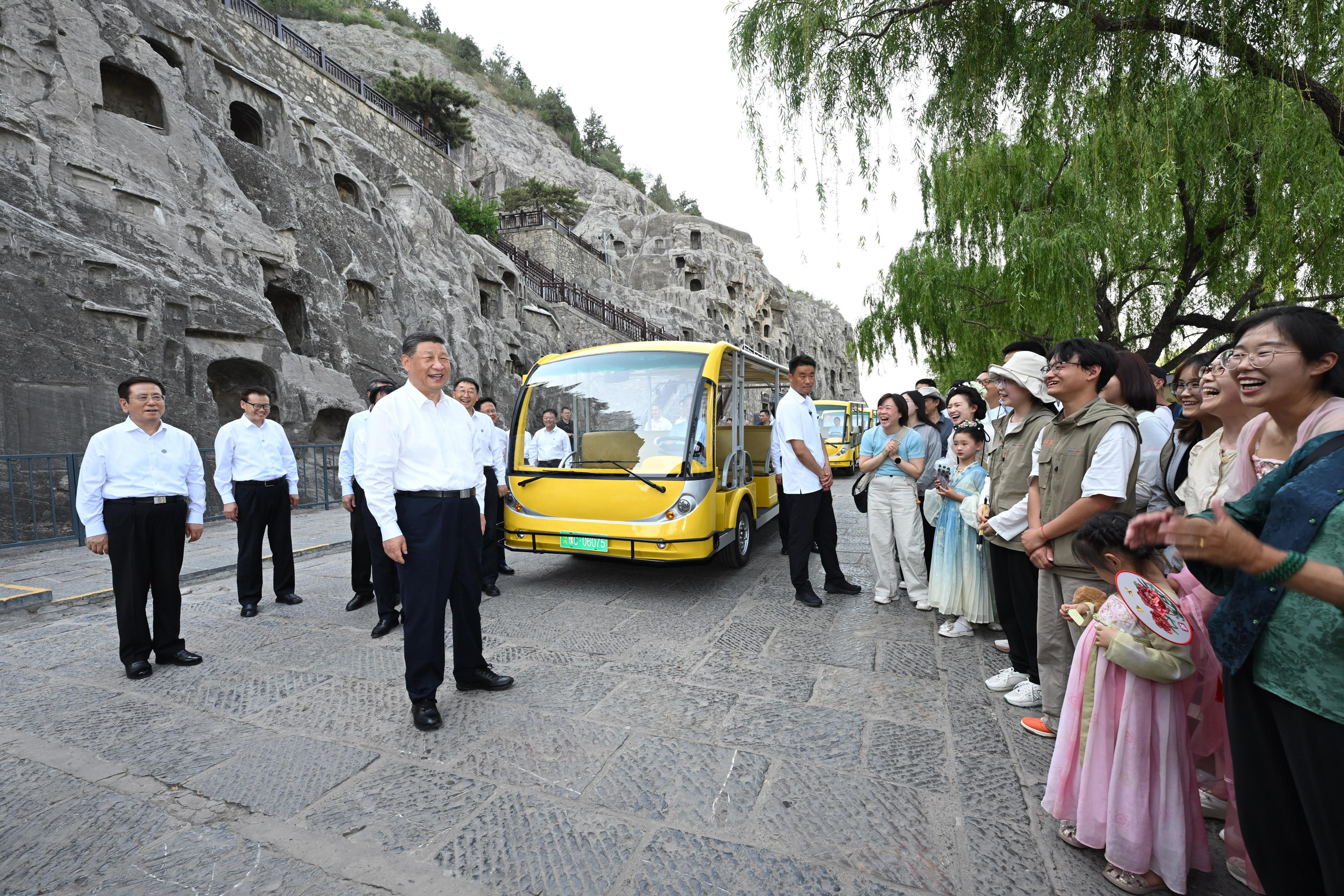 2025年5月19日，習(xí)近平總書記在洛陽(yáng)龍門石窟考察時(shí)，同游客親切交流。