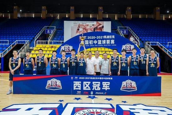 重慶市第一實(shí)驗(yàn)中學(xué)校籃球隊(duì)獲得冠軍。
