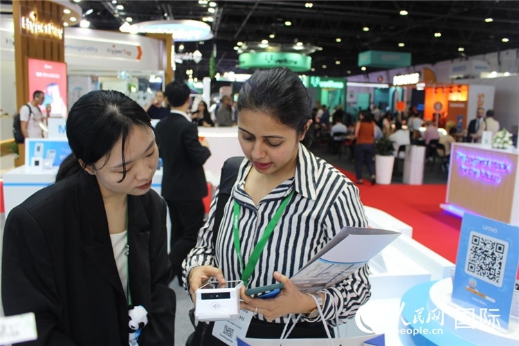 中外嘉賓交流。人民網(wǎng) 杰勒德·阿勒費(fèi)爾攝