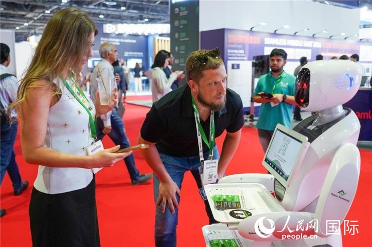 會(huì)上展示的電子支付機(jī)器人。人民網(wǎng) 塔里克·易卜拉欣攝