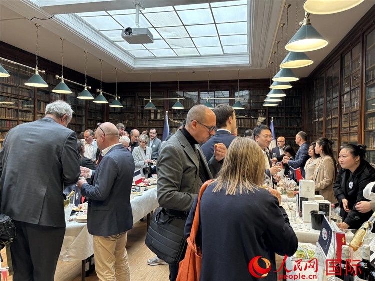 FIWA大獎(jiǎng)賽獲獎(jiǎng)酒及農(nóng)產(chǎn)品2025專(zhuān)業(yè)展暨中國(guó)云南—法國(guó)巴黎特色商品推介會(huì)現(xiàn)場(chǎng)。人民網(wǎng)記者 于超凡攝