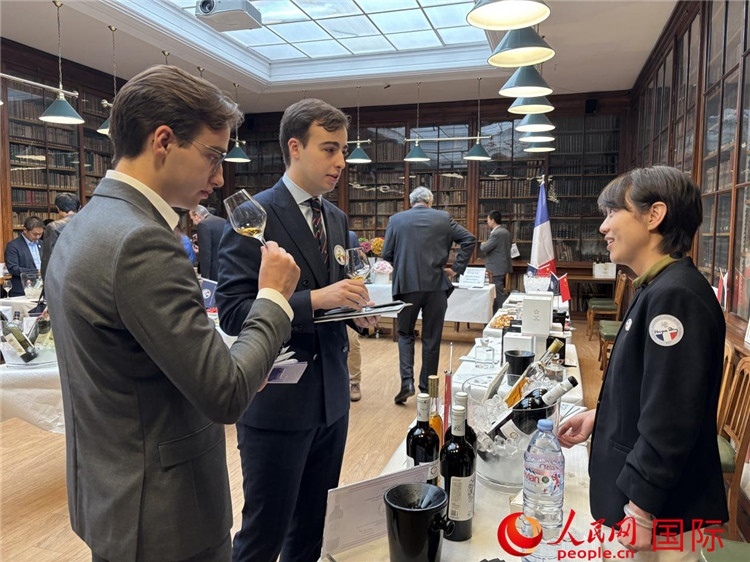 法國(guó)嘉賓與參展云南企業(yè)代表交流。人民網(wǎng)記者 于超凡攝