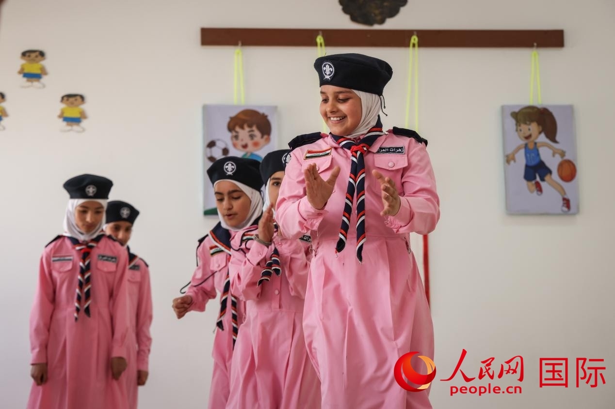 阿爾穆塔?阿里卡特國際學(xué)校的學(xué)生在展示課間活動(dòng)。人民網(wǎng)記者 薛丹攝