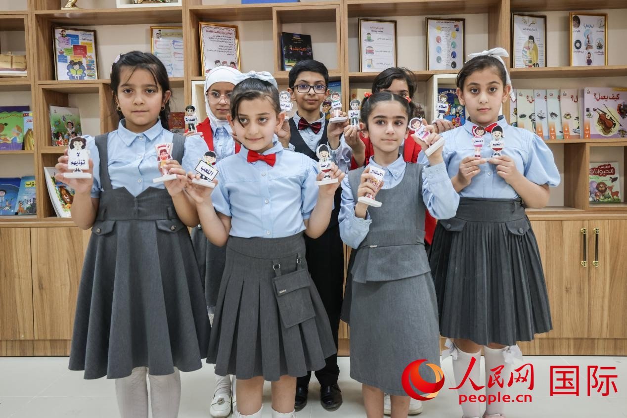 阿爾穆塔?阿里卡特國際學(xué)校的學(xué)生在圖書室上課。人民網(wǎng)記者 薛丹攝