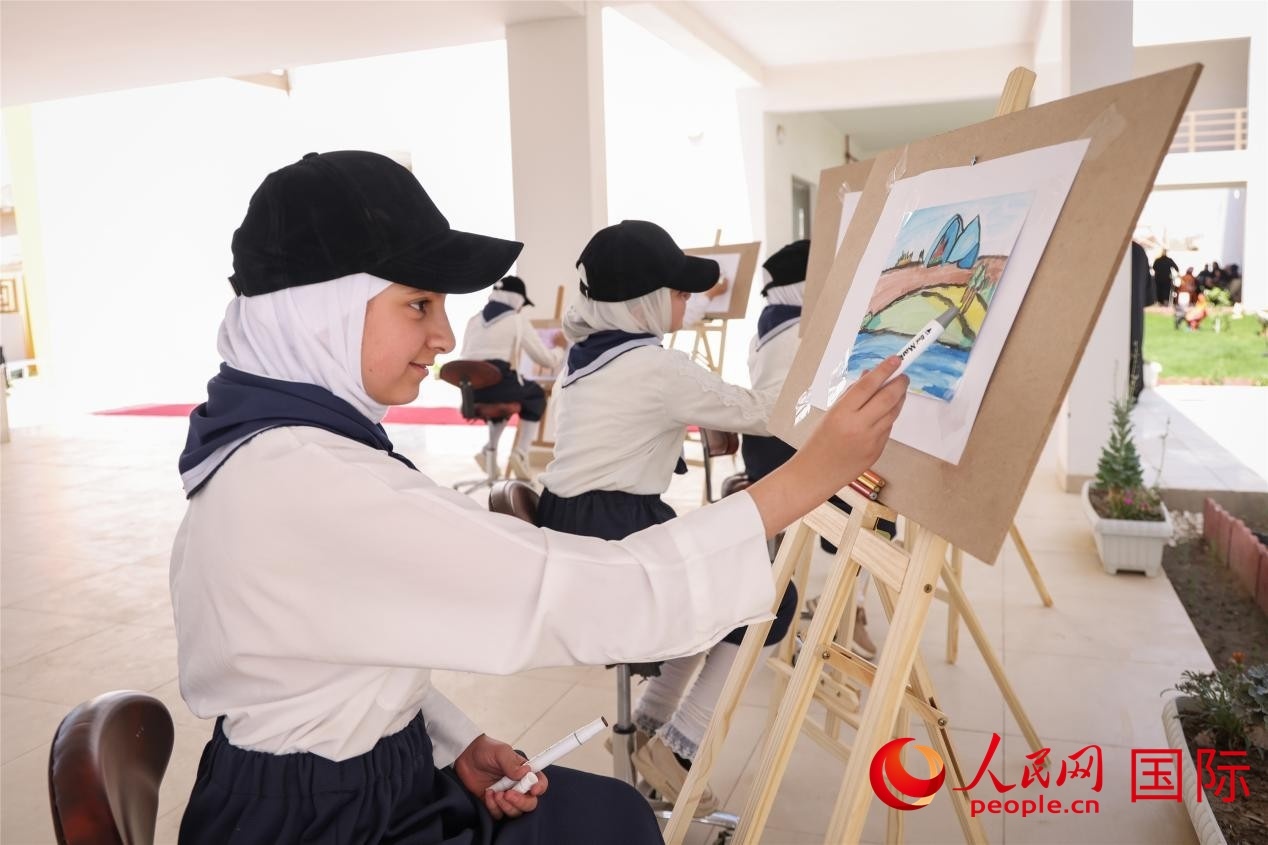 圖為阿爾·圖拉女子學(xué)校學(xué)生在上美術(shù)課。人民網(wǎng)記者 薛丹攝