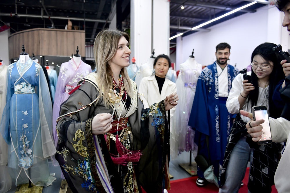 2025年4月8日，參加曹縣漢服文化節(jié)的意大利嘉賓卡米拉在試穿漢服。新華社記者郭緒雷 攝