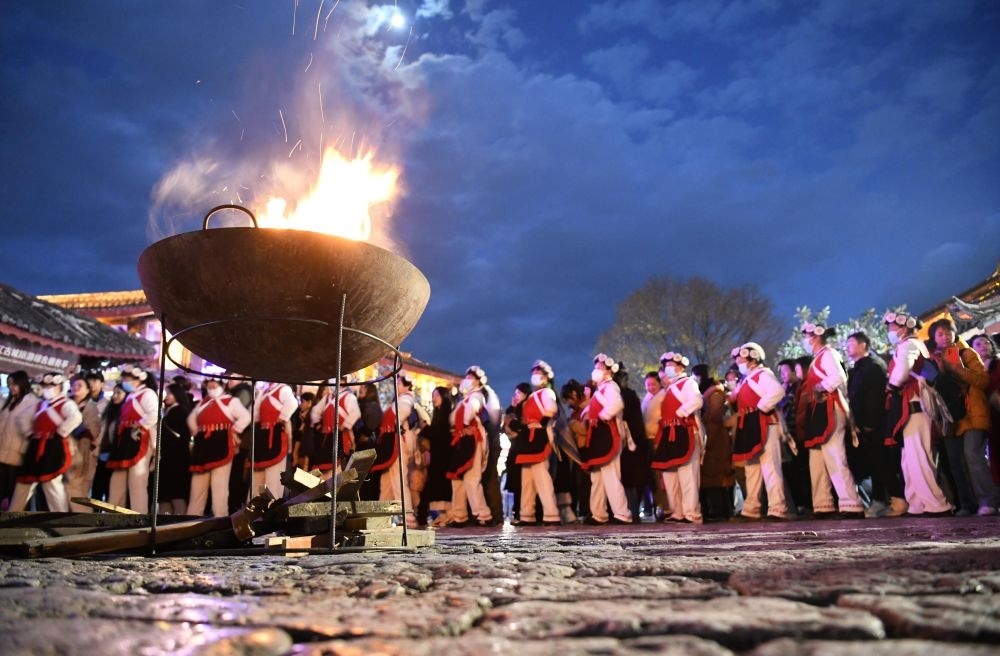 2025年1月11日，游客和居民在麗江古城打跳游玩。（趙慶祖攝）