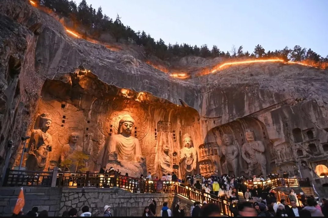 游客在龍門石窟參觀游覽。