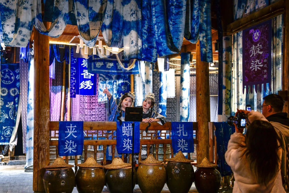 2025年3月17日，游客在貴州省黎平縣肇興侗寨里留影。新華社記者楊文斌 攝